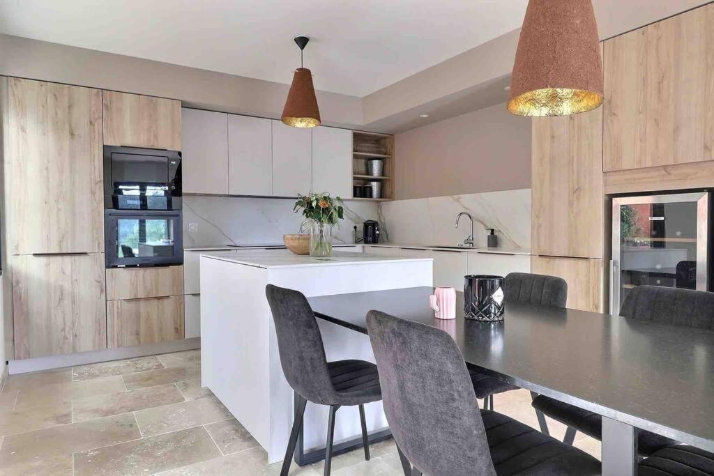 Sous Le « Figuier » Villa Cornillon-Confoux Exteriör bild